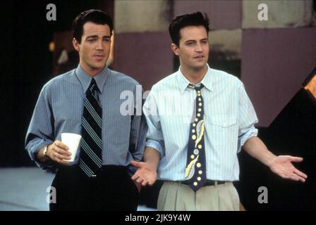 Jon Tenney & Matthew Perry Film Fools Rush in (1995) personaggi: Jeff, Alex Whitman regista: Andy Tennant 14 febbraio 1997 **WARNING** questa fotografia è solo per uso editoriale ed è copyright della COLUMBIA e/o del fotografo assegnato dalla Film o Production Company e può essere riprodotta solo da pubblicazioni in concomitanza con la promozione del suddetto Film. È richiesto un credito obbligatorio a COLUMBIA. Il fotografo deve essere accreditato anche se conosciuto. Nessun uso commerciale può essere concesso senza l'autorizzazione scritta di The Film Company. Foto Stock