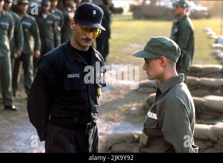 Viggo Mortensen & Demi Moore Film: G.I. Jane; Gi Jane (1997) personaggi: Capo maestro John James Urgayle, Jordan o'Neill Direttore: Ridley Scott 01 aprile 1997 **AVVISO** questa foto è solo per uso editoriale ed è il copyright delle IMMAGINI DI HOLLYWOOD e/o del fotografo assegnato dalla Film o dalla Società di produzione e può essere riprodotto solo da pubblicazioni in concomitanza con la promozione del suddetto Film. È richiesto un credito obbligatorio per LE FOTO DI HOLLYWOOD. Il fotografo deve essere accreditato anche quando è noto. Nessun uso commerciale può essere concesso senza autorizzazione scritta da parte della pellicola Foto Stock