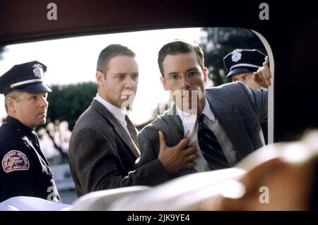 Russell Crowe & Guy Pearce Film: L.A. Riservato; riservato la (USA 1997) caratteri: Bud White, ed Exley Director: Curtis Hanson 14 maggio 1997 **AVVISO** questa foto è solo per uso editoriale ed è il copyright di WARNER BROS. E/o del fotografo assegnato dalla Film o dalla Società di produzione e può essere riprodotto solo da pubblicazioni in concomitanza con la promozione del suddetto Film. È richiesto un credito obbligatorio per WARNER BROS. Il fotografo deve essere accreditato anche quando è noto. Nessun uso commerciale può essere concesso senza l'autorizzazione scritta della Film Company. Foto Stock