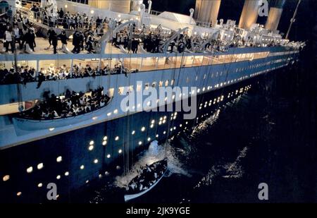 Abandon Ship Scene Film Titanic (USA 1997) regista: James Cameron 01 novembre 1997 **ATTENZIONE** questa fotografia è solo per uso editoriale ed è copyright della 20TH CENTURY FOX e/o del fotografo assegnato dalla Film o Production Company e può essere riprodotta solo da pubblicazioni in concomitanza con la promozione del suddetto Film. È richiesto un credito obbligatorio a 20TH CENTURY FOX. Il fotografo deve essere accreditato anche se conosciuto. Nessun uso commerciale può essere concesso senza l'autorizzazione scritta di The Film Company. Foto Stock