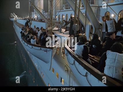 Abandon Ship Scene Film Titanic (USA 1997) regista: James Cameron 01 novembre 1997 **ATTENZIONE** questa fotografia è solo per uso editoriale ed è copyright della 20TH CENTURY FOX e/o del fotografo assegnato dalla Film o Production Company e può essere riprodotta solo da pubblicazioni in concomitanza con la promozione del suddetto Film. È richiesto un credito obbligatorio a 20TH CENTURY FOX. Il fotografo deve essere accreditato anche se conosciuto. Nessun uso commerciale può essere concesso senza l'autorizzazione scritta di The Film Company. Foto Stock