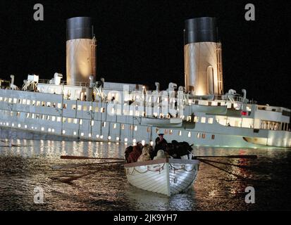 Lifeboat Scene Film Titanic (USA 1997) regista: James Cameron 01 novembre 1997 **ATTENZIONE** questa fotografia è ad uso esclusivamente editoriale ed è copyright della 20TH CENTURY FOX e/o del fotografo assegnato dalla Film o Production Company e può essere riprodotta solo da pubblicazioni in concomitanza con la promozione del suddetto Film. È richiesto un credito obbligatorio a 20TH CENTURY FOX. Il fotografo deve essere accreditato anche se conosciuto. Nessun uso commerciale può essere concesso senza l'autorizzazione scritta di The Film Company. Foto Stock