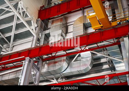 Movimentazione di traverse di sollevamento e sistema di ventilazione in stabilimento Foto Stock