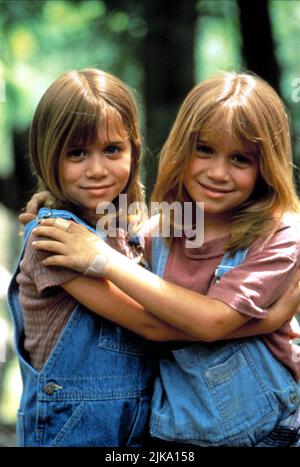 Ashley Olsen & Mary-Kate Olsen Film ci vogliono due (USA 1995) personaggi: Alyssa Callaway / Amanda Lemmon regista: Andy Tennant 17 novembre 1995 **ATTENZIONE** questa fotografia è solo per uso editoriale ed è copyright DELLA WARNER BROS. E/o il fotografo assegnato dalla Film o dalla Production Company e può essere riprodotto solo da pubblicazioni in concomitanza con la promozione del suddetto Film. Un credito obbligatorio alla WARNER BROS. è obbligatorio. Il fotografo deve essere accreditato anche se conosciuto. Nessun uso commerciale può essere concesso senza l'autorizzazione scritta di The Film Company. Foto Stock