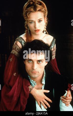 Catherine McCormack & Rufus Sewell Film: Dangerous Beauty (USA 1998) personaggi: Veronica Franco, Marco Venier / Literaturverfilmung (basato sul libro biografico di 'il cortigiano onesto' di Margaret Rosenthal) regista: Marshall Herskovitz 20 febbraio 1998 **AVVISO** questa fotografia è solo per uso editoriale ed è copyright DELLE IMPRESE Regency e/o del fotografo assegnato dalla Società di produzione e film e può essere riprodotta solo da pubblicazioni in concomitanza con la promozione del suddetto Film. È richiesto un credito obbligatorio per le IMPRESE di REGENCY. Il fotografo sho Foto Stock