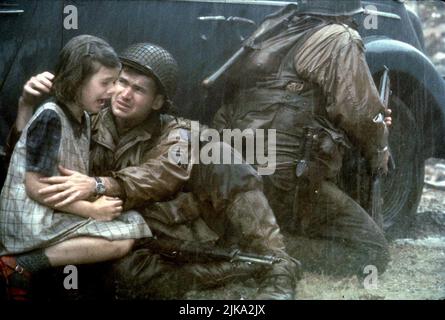 Anna Maguire & Jeremy Davies Film: Salvare Ryan privato (USA 1998) personaggi: CPL. Timothy P. Upham e Direttore: Steven Spielberg 21 luglio 1998 **AVVISO** questa fotografia è solo per uso editoriale ed è copyright delle IMMAGINI DREAMWORKSPARAMOUNT e/o del fotografo assegnato dalla Società di produzione o Film e può essere riprodotta solo da pubblicazioni in concomitanza con la promozione del suddetto Film. È richiesto un credito obbligatorio per LE IMMAGINI DREAMWORKSPARAMOUNT. Il fotografo deve essere accreditato anche quando è noto. Nessun uso commerciale può essere concesso senza l'autorizzazione scritta da parte di Th Foto Stock