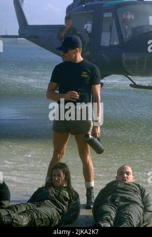 Viggo Mortensen, Demi Moore & Gregg bello Film: G.I. Jane; Gi Jane (1997) personaggi: Master Chief John James Urgayle, Jordan o'Neill & Miller Direttore: Ridley Scott 01 aprile 1997 **AVVISO** questa foto è solo per uso editoriale ed è il copyright delle IMMAGINI DI HOLLYWOOD e/o del fotografo assegnato dalla Film o dalla Società di produzione e può essere riprodotto solo da pubblicazioni in concomitanza con la promozione del suddetto Film. È richiesto un credito obbligatorio per LE FOTO DI HOLLYWOOD. Il fotografo deve essere accreditato anche quando è noto. Nessun uso commerciale può essere concesso senza au scritto Foto Stock