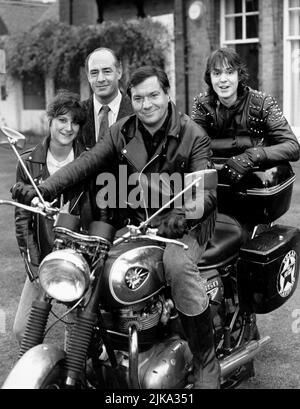 Lesley Anne Sharpe, David Daker, Michael Elphick & Neil Morrissey Televisione: Boon (1995) personaggi: ,Harry Crawford,Ken Boon & Rocky Cassidy Direttore: Jim Hill, Bill Stair 17 Febbraio 1997 **AVVISO** questa fotografia è solo per uso editoriale ed è il copyright della Film Company e/o del fotografo assegnato dalla Film o dalla Production Company e può essere riprodotta solo da pubblicazioni in concomitanza con la promozione del suddetto Film. È richiesto un credito obbligatorio per la Film Company. Il fotografo deve essere accreditato anche quando è noto. Nessun uso commerciale può essere concesso senza wr Foto Stock