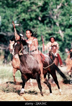 Michael Greyeyes Film: Crazy Horse (1996) personaggi: Crazy Horse regista: John Irvin 07 Luglio 1996 **ATTENZIONE** questa foto è solo per uso editoriale ed è copyright di TNT e/o del fotografo assegnato dalla Film o dalla Production Company e può essere riprodotta solo da pubblicazioni in concomitanza con la promozione del suddetto Film. È richiesto un credito obbligatorio per TNT. Il fotografo deve essere accreditato anche quando è noto. Nessun uso commerciale può essere concesso senza l'autorizzazione scritta della Film Company. Foto Stock