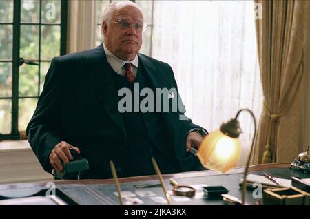 David Huddleston Film: The Big Lebowski (USA/UK 1998) personaggi: Jeffrey Lebowski - The Big Lebowski Director: Ethan Coen & Joel Coen 15 febbraio 1998 **AVVISO** questa fotografia è solo per uso editoriale ed è copyright delle IMMAGINI GRAMERCY e/o del fotografo assegnato dalla Film o dalla Società di produzione e può essere riprodotta solo da pubblicazioni in concomitanza con la promozione del suddetto Film. È richiesto un credito obbligatorio per LE IMMAGINI DI GRAMERCY. Il fotografo deve essere accreditato anche quando è noto. Nessun uso commerciale può essere concesso senza l'autorizzazione scritta della Film Company Foto Stock