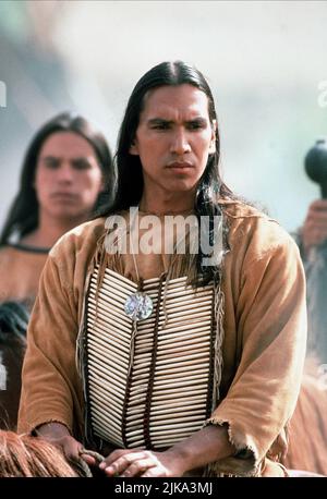 Michael Greyeyes Film: Crazy Horse (1996) personaggi: Crazy Horse regista: John Irvin 07 Luglio 1996 **ATTENZIONE** questa foto è solo per uso editoriale ed è copyright di TNT e/o del fotografo assegnato dalla Film o dalla Production Company e può essere riprodotta solo da pubblicazioni in concomitanza con la promozione del suddetto Film. È richiesto un credito obbligatorio per TNT. Il fotografo deve essere accreditato anche quando è noto. Nessun uso commerciale può essere concesso senza l'autorizzazione scritta della Film Company. Foto Stock