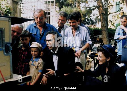 Giorgio Cantarini, Roberto Benigni, Nicoletta Braschi & Crew Film: La vita è bella; la vita e Bella (la vita e bella) personaggi: Gioia Orefice,Guido Orefice,Dora & IT 1997, Direttore: Roberto Benigni 20 Dicembre 1997 **ATTENZIONE** questa foto è solo ad uso editoriale ed è copyright di MELAMPO CINEMATOGRAFIA e/o del fotografo assegnato dalla Film o dalla Società di produzione e può essere riprodotta solo da pubblicazioni in concomitanza con la promozione del suddetto Film. È richiesto un credito obbligatorio per MELAMPO CINEMATOGRAFIA. Il fotografo deve essere accreditato anche quando è noto. Foto Stock