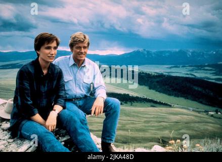 Kristin Scott Thomas & Robert Redford Film: The Horse Whisperer (USA 1998) personaggi: Annie MacLean & Tom Booker regista: Robert Redford 15 maggio 1998 **AVVISO** questa fotografia è solo per uso editoriale ed è il copyright delle IMMAGINI TOUCHSTONE e/o del fotografo assegnato dalla Film o dalla Production Company e può essere riprodotta solo da pubblicazioni in concomitanza con la promozione del suddetto Film. È richiesto un credito obbligatorio per LE IMMAGINI TOUCHSTONE. Il fotografo deve essere accreditato anche quando è noto. Nessun uso commerciale può essere concesso senza autorizzazione scritta da parte del Film Comp Foto Stock