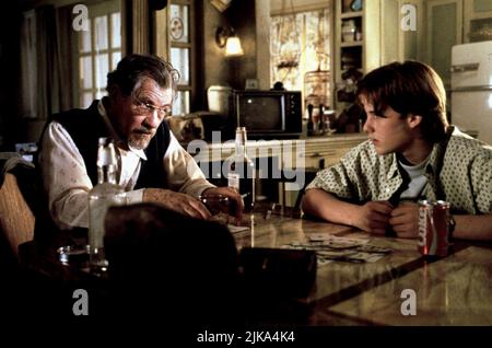 Ian McKellen & Brad Renfro Film: Apt pupill (USA/FR 1998) personaggi: Kurt Dussander & Todd Bowden / Literaturverfilmung (sulla base della novella di Stephen King) regista: Bryan Singer 09 Settembre 1998 **ATTENZIONE** questa foto è solo per uso editoriale ed è il copyright di BAD HAT HARRY PRODUCTIONS e/o del fotografo assegnato dalla Film o Production Company e può essere riprodotto solo da pubblicazioni in concomitanza con la promozione del suddetto Film. È richiesto un credito obbligatorio per LE PRODUZIONI DI HARRY DEL CAPPELLO DIFETTOSO. Il fotografo deve essere accreditato anche quando è noto. Nessun commerciale noi Foto Stock