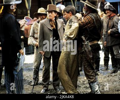 Jeff Bridges, John Hurt, David Arquette & James Gammon Film: Wild Bill (USA 1995) personaggi: James Butler 'Wild Bill' Hickok, Charley Prince, Jack McCall & California Joe regista: Walter Hill 01 Dicembre 1995 **ATTENZIONE** questa foto è solo per uso editoriale ed è copyright di ARTISTI UNITI e/o del fotografo assegnato dalla Film o dalla Società di produzione e può essere riprodotta solo da pubblicazioni in concomitanza con la promozione del suddetto Film. È richiesto un credito obbligatorio per GLI ARTISTI UNITI. Il fotografo deve essere accreditato anche quando è noto. Nessun uso commerciale può essere gran Foto Stock