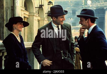 Julia Roberts, Liam Neeson e Aidan Quinn Film: Michael Collins (USA/UK/IRL 1996) personaggi: Kitty Kiernan, Michael Collins e Harry Boland regista: Neil Jordan 28 agosto 1996 **AVVISO** questa fotografia è solo per uso editoriale ed è copyright di WARNER BROS. E/o del fotografo assegnato dalla Film o dalla Production Company e può essere riprodotta solo da pubblicazioni in concomitanza con la promozione del suddetto Film. È richiesto un credito obbligatorio per WARNER BROS. Il fotografo deve essere accreditato anche quando è noto. Nessun uso commerciale può essere concesso senza autorizzazione scritta da parte di Foto Stock