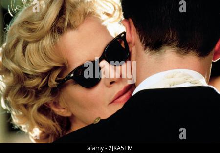 Kim Basinger & Guy Pearce Film: L.A. Riservato; riservato la (USA 1997) caratteri: Lynn Bracken & ed Exley Direttore: Curtis Hanson 14 maggio 1997 **AVVISO** questa foto è solo per uso editoriale ed è il copyright di WARNER BROS. E/o del fotografo assegnato dalla Film o dalla Società di produzione e può essere riprodotto solo da pubblicazioni in concomitanza con la promozione del suddetto Film. È richiesto un credito obbligatorio per WARNER BROS. Il fotografo deve essere accreditato anche quando è noto. Nessun uso commerciale può essere concesso senza l'autorizzazione scritta della Film Company. Foto Stock