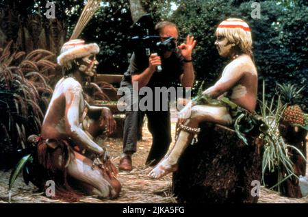 Gregory Smith, Richard Dreyfuss & Carl Michael Lindner Film: Il Tribe di Krippendorf (1998) personaggi: Mickey Krippendorf, Prof. James Krippendorf e Edmund Krippendorf Direttore: Todd Holland 27 Febbraio 1998 **ATTENZIONE** questa foto è solo ad uso editoriale ed è copyright di BUENA VISTA e/o del fotografo assegnato dalla Film o dalla Production Company e può essere riprodotta solo da pubblicazioni in concomitanza con la promozione del suddetto Film. È richiesto un credito obbligatorio per BUENA VISTA. Il fotografo deve essere accreditato anche quando è noto. Nessun uso commerciale può essere concesso senza Foto Stock