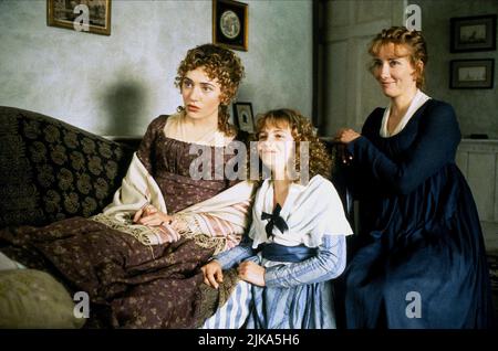 Kate Winslet, Emilie Francios & Emma Thompson Film: Sense and Sensibility (USA/UK 1995) personaggi: Marianne Dashwood,,Elinor Dashwood regista: Ang Lee 13 Dicembre 1995 **ATTENZIONE** questa foto è solo per uso editoriale ed è il copyright di COLUMBIA e/o del fotografo assegnato dalla Film o dalla Production Company e può essere riprodotto solo da pubblicazioni in concomitanza con la promozione del suddetto Film. È richiesto un credito obbligatorio per COLUMBIA. Il fotografo deve essere accreditato anche quando è noto. Nessun uso commerciale può essere concesso senza l'autorizzazione scritta della Film Company Foto Stock