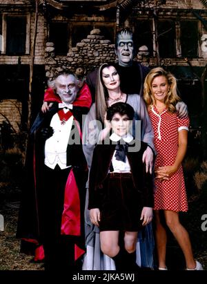 Howard Morton, Lee Meriwether, Jason Marsden, John Schuck & Hilary Van Dyke Television: The Munsters' spaventoso Little Christmas (TV-Film) USA 1996, Director: Ian Emes 17 Dicembre 1996 **ATTENZIONE** questa fotografia è solo per uso editoriale ed è copyright della TELEVISIONE MCA e/o del fotografo assegnato dalla Società di produzione o di Film e può essere riprodotta solo da pubblicazioni in concomitanza con la promozione del suddetto Film. È richiesto un credito obbligatorio per LA TELEVISIONE MCA. Il fotografo deve essere accreditato anche quando è noto. Nessun uso commerciale può essere concesso senza authori scritto Foto Stock