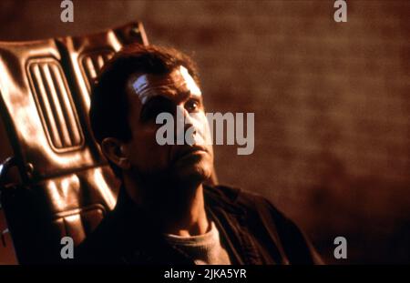 Mel Gibson Film: Teoria della cospirazione (USA 1997) personaggi: Jerry Fletcher regista: Richard Donner 04 agosto 1997 **AVVISO** questa fotografia è solo per uso editoriale ed è il copyright di WARNER BROS. E/o del fotografo assegnato dalla Film o dalla Production Company e può essere riprodotta solo da pubblicazioni in concomitanza con la promozione del suddetto Film. È richiesto un credito obbligatorio per WARNER BROS. Il fotografo deve essere accreditato anche quando è noto. Nessun uso commerciale può essere concesso senza l'autorizzazione scritta della Film Company. Foto Stock