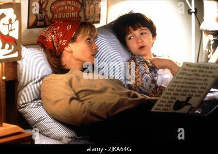 Julia Roberts & Liam Aiken Film: Stepmom (1998) personaggi: Isabel Kelly & ben Harrison regista: Chris Columbus 15 Dicembre 1998 **ATTENZIONE** questa foto è solo per uso editoriale ed è copyright DI COLUMBIA e/o del fotografo assegnato dalla Film o dalla Production Company e può essere riprodotta solo da pubblicazioni in concomitanza con la promozione del suddetto Film. È richiesto un credito obbligatorio per COLUMBIA. Il fotografo deve essere accreditato anche quando è noto. Nessun uso commerciale può essere concesso senza l'autorizzazione scritta della Film Company. Foto Stock