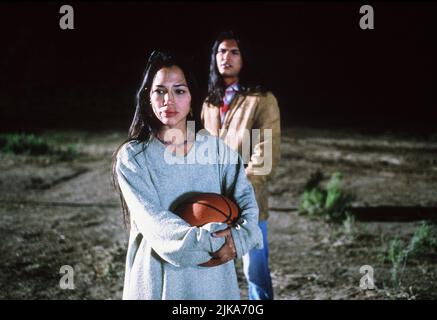 Irene Bedard & Adam Beach Film: Segnali di fumo (1998) personaggi: Suzy Song & Victor Joseph regista: Chris Eyre 16 Gennaio 1998 **ATTENZIONE** questa foto è solo per uso editoriale ed è copyright della Film Company e/o del fotografo assegnato dalla Film or Production Company e può essere riprodotta solo da pubblicazioni in concomitanza con la promozione del suddetto Film. È richiesto un credito obbligatorio per la Film Company. Il fotografo deve essere accreditato anche quando è noto. Nessun uso commerciale può essere concesso senza l'autorizzazione scritta della Film Company. Foto Stock