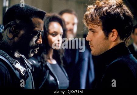 Wesley Snipes, N'Bushe Wright & Stephen Dorff Film: Lama (USA 1998) personaggi: Lama, Dr. Karen Jenson & Deacon Frost Direttore: Stephen Norrington 19 agosto 1998 **AVVISO** questa foto è solo per uso editoriale ed è il copyright delle IMPRESE MARVEL e/o del fotografo assegnato dalla Film o dalla Società di produzione e può essere riprodotto solo da pubblicazioni in concomitanza con la promozione del suddetto Film. È necessario un credito obbligatorio per MERAVIGLIARSI DELLE IMPRESE. Il fotografo deve essere accreditato anche quando è noto. Nessun uso commerciale può essere concesso senza autorizzazione scritta da parte di Foto Stock