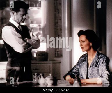 William H. Macy & Joan Allen Film: Pleasantville (1995) personaggi: George Parker, Betty Parker regista: Gary Ross 17 Settembre 1998 **ATTENZIONE** questa foto è solo per uso editoriale ed è il copyright di NUOVA LINEA e/o del fotografo assegnato dalla Film o dalla Società di produzione e può essere riprodotto solo da pubblicazioni in concomitanza con la promozione del suddetto Film. È necessario un credito obbligatorio per LA NUOVA RIGA. Il fotografo deve essere accreditato anche quando è noto. Nessun uso commerciale può essere concesso senza l'autorizzazione scritta della Film Company. Foto Stock