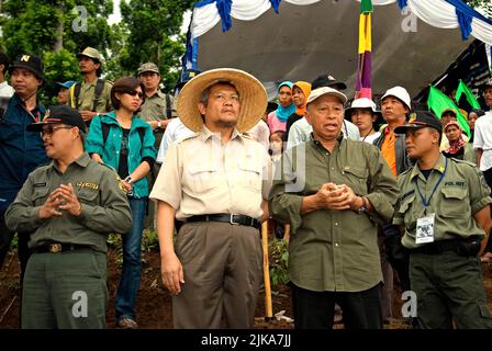 Il ministro indonesiano delle foreste Malam Sambat Kaban (MS Kaban) e il fondatore di Medco Energi International Arifin Panigoro (entrambi centrati) stanno facendo una conversazione durante un evento organizzato da Conservation International (ci)-Indonesia e dal Parco Nazionale di Gede Pangrango a Nagrak, Un villaggio che si trova al confine del parco nazionale a Sukabumi, Giava Occidentale, Indonesia. Foto Stock