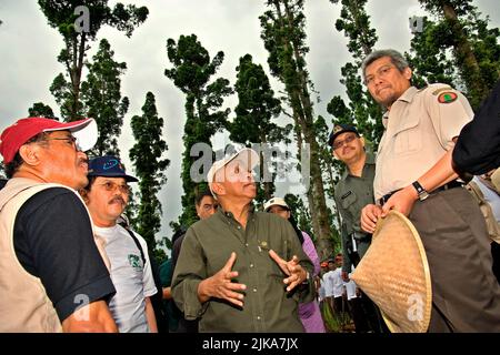 Il direttore della Conservation International-Indonesia Jatna Supriatna, fondatore di Medco Energi International Arifin Panigoro e il ministro indonesiano delle foreste Kaban (da sinistra a destra) stanno conversando durante un evento organizzato da Conservation International (ci)-Indonesia e dal Parco Nazionale di Gede Pangrango a Nagrak, Un villaggio che si trova al confine del parco nazionale a Sukabumi, Giava Occidentale, Indonesia. Foto Stock