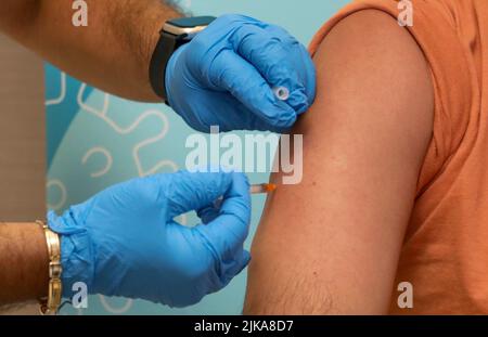 (220801) -- TEL AVIV, 1 agosto 2022 (Xinhua) -- una persona è vaccinata contro il scimmiolo presso il centro medico di Clalit a Tel Aviv, Israele, il 31 luglio 2022. (Gideon Markowicz/JINI via Xinhua) Foto Stock