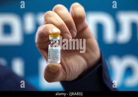 (220801) -- TEL AVIV, 1 agosto 2022 (Xinhua) -- Foto scattata il 31 luglio 2022 mostra una dose di vaccino della scimmietta al centro medico di Clalit a Tel Aviv, Israele. (Gideon Markowicz/JINI via Xinhua) Foto Stock