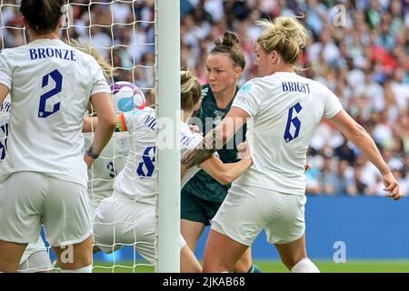 Londra, Regno Unito. 31st luglio 2022. Calcio, Donne: Campionato europeo, Inghilterra - Germania, round finale, finale al Wembley Stadium: Marina Hegering (2nd da destra) in azione durante un'enorme chance contro il capitano d'Inghilterra Leah Williamson (3rd da destra) e Millie Bright (r) d'Inghilterra. In questa scena, il video arbitro ha rivisto una possibile penalità mano. Tuttavia, il fischio di penalità non è stato soffiato. Credit: Sebastian Gollnow/dpa/Alamy Live News Foto Stock