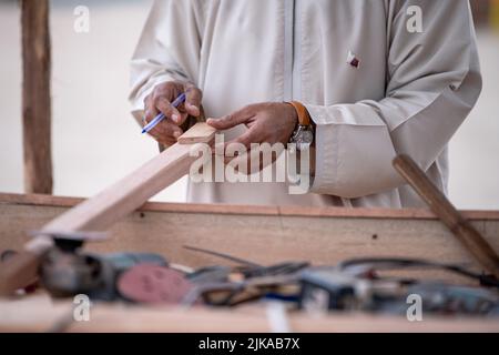 Carpentiere che lavora su macchine per la lavorazione del legno in carpenteria. Carpenteria. Foto Stock