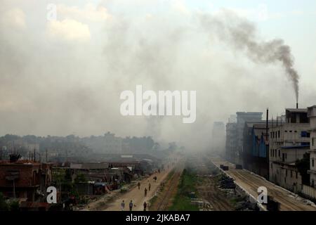 Dhaka, Città del Messico, Bangladesh. 30th luglio 2022. 30 luglio 2022, Dhaka, Bangladesh: Visione generale della zona industriale che inquina l'aria nel laminatoio, l'inquinamento dell'ambiente in Bangladesh è una questione che preoccupa gli ambientalisti. Il 30 luglio 2021 a Dhaka, Bangladesh. (Credit Image: © Habibur Rahman/eyepix via ZUMA Press Wire) Foto Stock