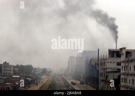 Dhaka, Città del Messico, Bangladesh. 30th luglio 2022. 30 luglio 2022, Dhaka, Bangladesh: Visione generale della zona industriale che inquina l'aria nel laminatoio, l'inquinamento dell'ambiente in Bangladesh è una questione che preoccupa gli ambientalisti. Il 30 luglio 2021 a Dhaka, Bangladesh. (Credit Image: © Habibur Rahman/eyepix via ZUMA Press Wire) Foto Stock