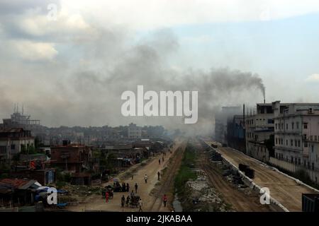 Dhaka, Città del Messico, Bangladesh. 30th luglio 2022. 30 luglio 2022, Dhaka, Bangladesh: Visione generale della zona industriale che inquina l'aria nel laminatoio, l'inquinamento dell'ambiente in Bangladesh è una questione che preoccupa gli ambientalisti. Il 30 luglio 2021 a Dhaka, Bangladesh. (Credit Image: © Habibur Rahman/eyepix via ZUMA Press Wire) Foto Stock