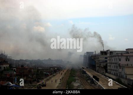 Dhaka, Città del Messico, Bangladesh. 30th luglio 2022. 30 luglio 2022, Dhaka, Bangladesh: Visione generale della zona industriale che inquina l'aria nel laminatoio, l'inquinamento dell'ambiente in Bangladesh è una questione che preoccupa gli ambientalisti. Il 30 luglio 2021 a Dhaka, Bangladesh. (Credit Image: © Habibur Rahman/eyepix via ZUMA Press Wire) Foto Stock