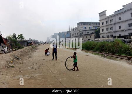 Dhaka, Città del Messico, Bangladesh. 30th luglio 2022. 30 luglio 2022, Dhaka, Bangladesh: Visione generale della zona industriale che inquina l'aria nel laminatoio, l'inquinamento dell'ambiente in Bangladesh è una questione che preoccupa gli ambientalisti. Il 30 luglio 2021 a Dhaka, Bangladesh. (Credit Image: © Habibur Rahman/eyepix via ZUMA Press Wire) Foto Stock