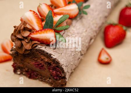 Rotolo di meringa con fiocchi di mandorle. Pavlova dessert estivo Foto Stock