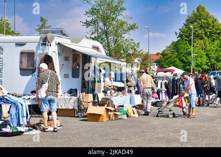 Heidelberg, Germania - Agosto 2022: Mercato mensile delle pulci nella piazza di Messeplatz Foto Stock