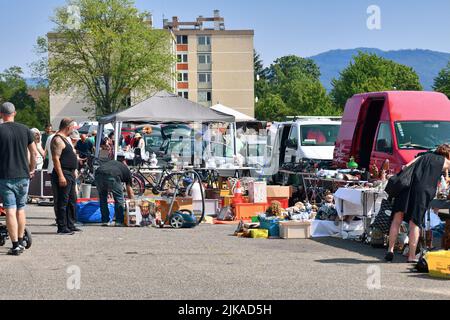 Heidelberg, Germania - Agosto 2022: Mercato mensile delle pulci nella piazza di Messeplatz Foto Stock