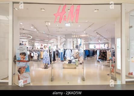 Bangkok, Thailandia: 21 maggio 2022: Vista sul negozio HM al centro commerciale Fashion Island. Foto Stock