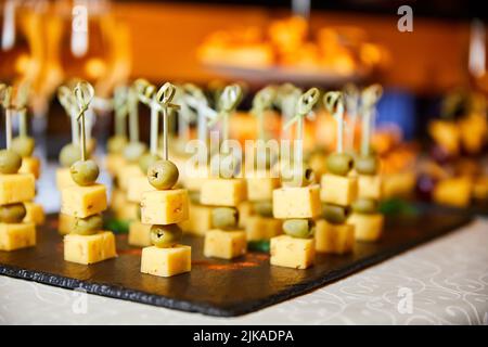 Canape su spiedini con formaggio e olive Foto Stock