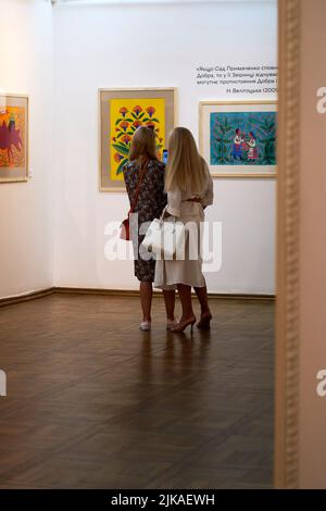 Lviv, Ucraina - 29 LUGLIO 2022: La mostra 'mia Prymachenko. Sto dando all'Ucraina!” Al Museo Nazionale Andrey Sheptytsky di Lviv, Ucraina. Foto Stock