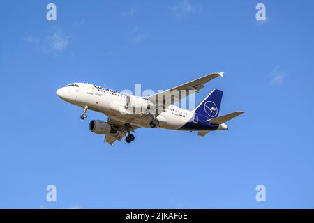 Monaco di Baviera, Germania - Febbraio 19. 2022: Lufthansa Airbus A319-100 con l'immatricolazione del velivolo D-AILC nell'avvicinamento alla pista meridionale 26L del Foto Stock