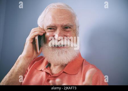 Ritratto da primo piano di un uomo anziano allegro che prende lo smartphone Foto Stock