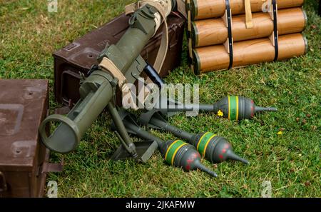 The Projector, Infantry, Anti Tank (PIAT) un'arma anticarro portatile britannica di proprietà della Reenactment Association del Normandy44. Foto Stock