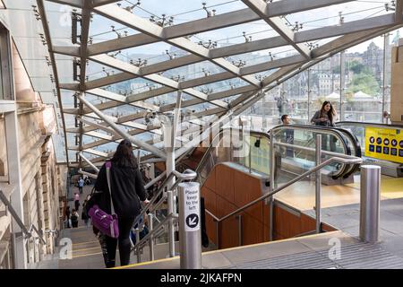 Stazione ferroviaria di Edinburgh Waverley e pendolari che entrano in Princes Street, Edinburgh City Centre, Scotland, UK Summer 2022 Foto Stock